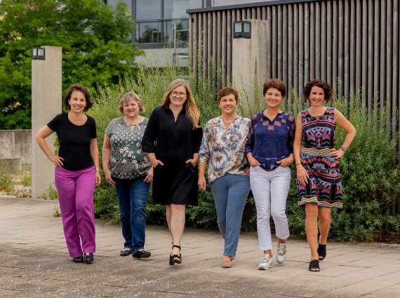 Ein Gruppenbild der Mitarbeiterinnen Doris Hildebrandt, Eleonora Besler, Manuela Wälischmiller, Elisabeth Laurer, Brigitte Stallhofer, Ina Erber-Just