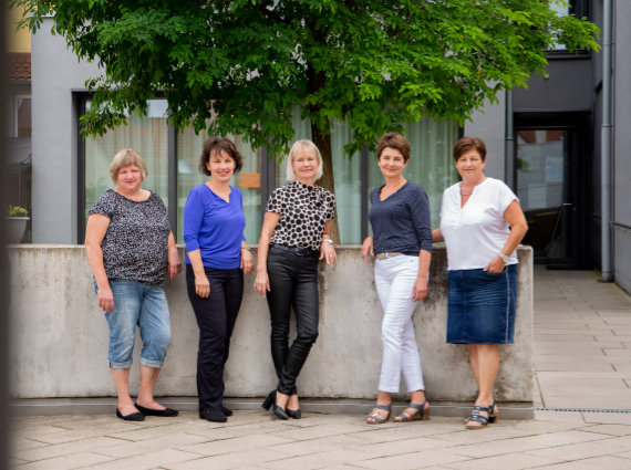 Ein Gruppenbild der Mitarbeiterinnen Doris Hildebrandt, Marion Zimmermann, Elisabeth Laurer, Brigitte Stallhofer, Katharina Weber